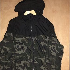 Unisex camo windbreaker